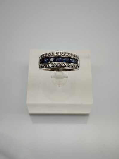 Vintage sapphire ring with diamonds