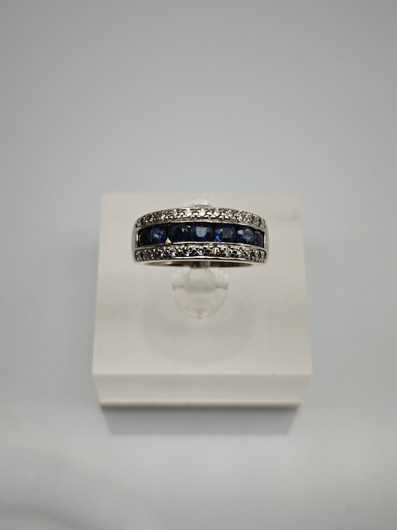 Vintage sapphire ring with diamonds