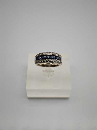 Vintage sapphire ring with diamonds