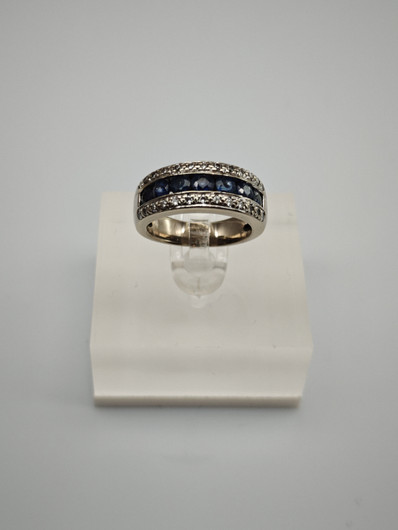 Vintage sapphire ring with diamonds