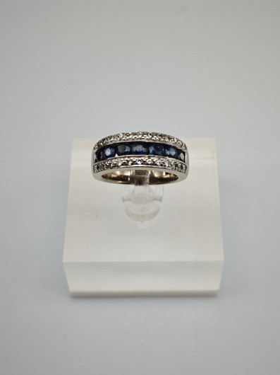 Vintage sapphire ring with diamonds