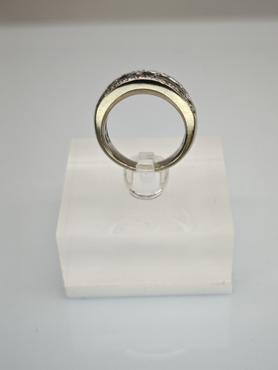 Vintage sapphire ring with diamonds