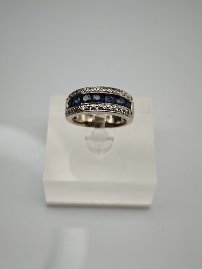 Vintage sapphire ring with diamonds