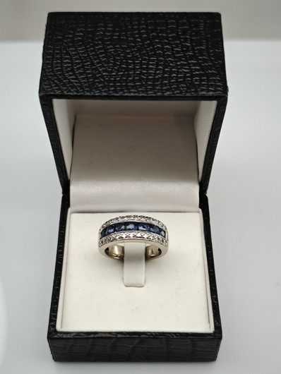Vintage sapphire ring with diamonds