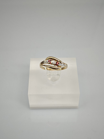 Vintage diamond gold ring with ruby and diamond
