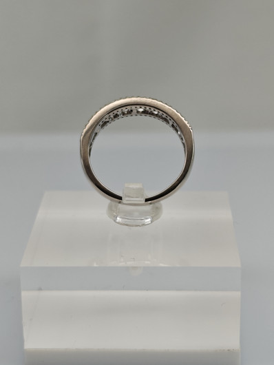 Vintage gold ring with diamonds