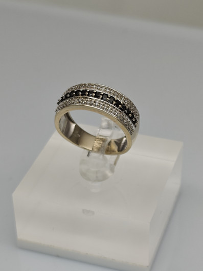 Vintage gold ring with diamonds