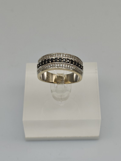 Vintage gold ring with diamonds