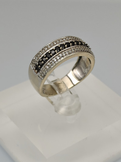 Vintage gold ring with diamonds