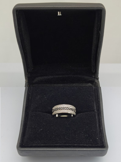 Vintage gold ring with diamonds