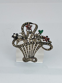 Vintage hopeinen rintakoru kivillä