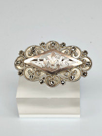 Vintage hopeinen rintakoru