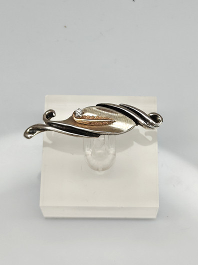 Vintage brooch with quartz