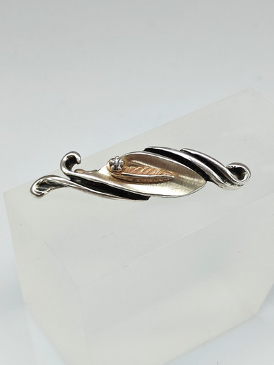 Vintage brooch with quartz