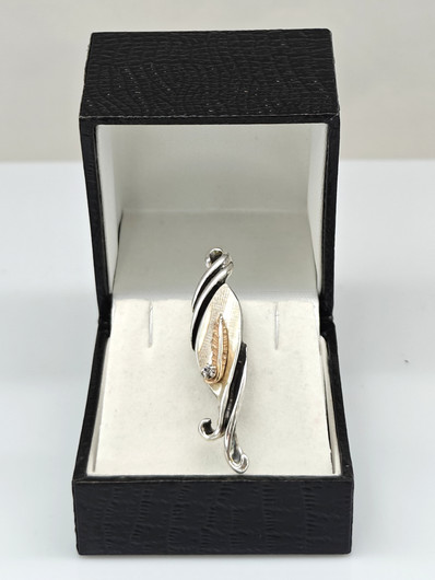 Vintage brooch with quartz