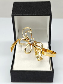 Vintage hopeinen rintakoru kivellä