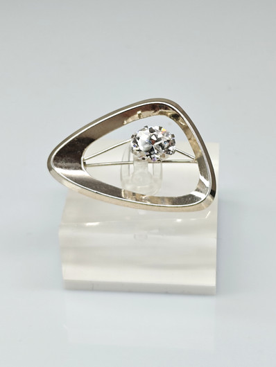 Vintage brooch with goshenite