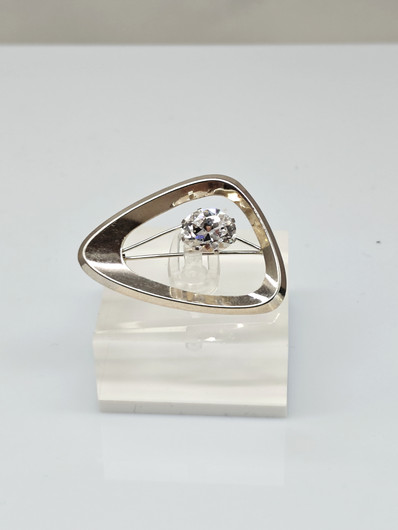 Vintage brooch with goshenite