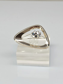 Vintage rintakoru goshenite kivellä