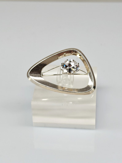 Vintage brooch with goshenite