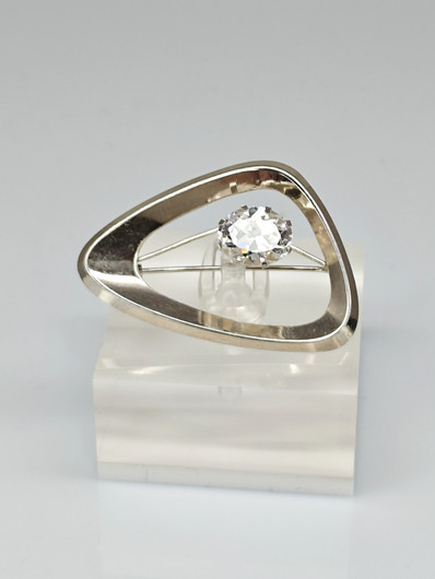 Vintage brooch with goshenite