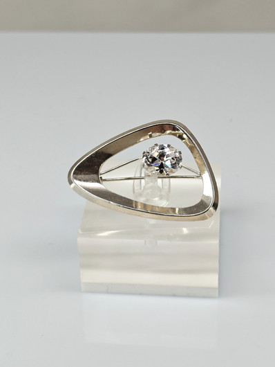 Vintage brooch with goshenite