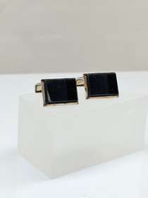 Vintage hopeiset kalvosinnapit kivellä