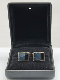 Vintage hopeiset kalvosinnapit kivellä