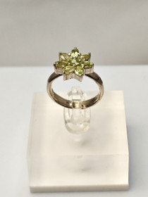 Vintage silver ring with peridot gemstones (size:18,5mm 58 EU)