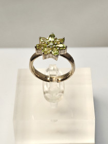 Vintage silver ring with peridot gemstones (size:18,5mm 58 EU)