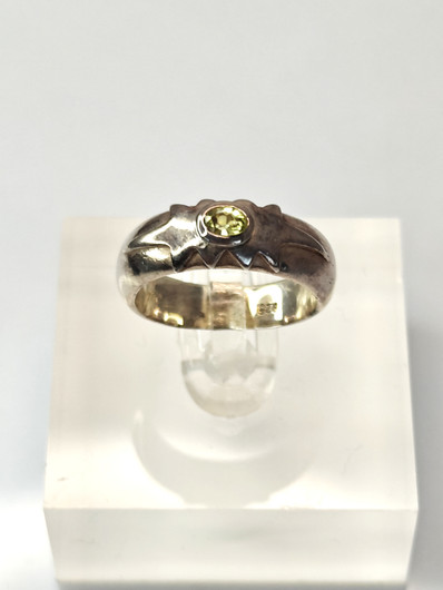 Vintage kotimainen hopeasormus peridootti jalokivellä (koko:16mm 50 EU)