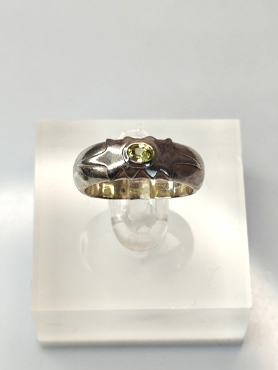 Vintage kotimainen hopeasormus peridootti jalokivellä (koko:16mm 50 EU)