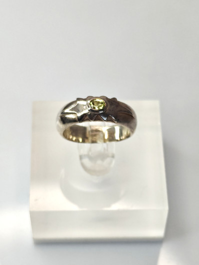 Vintage kotimainen hopeasormus peridootti jalokivellä (koko:16mm 50 EU)