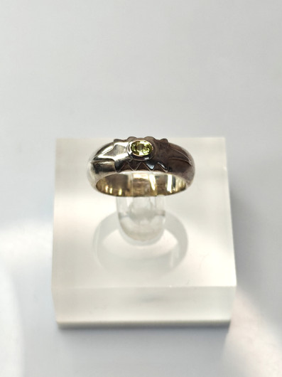 Vintage kotimainen hopeasormus peridootti jalokivellä (koko:16mm 50 EU)