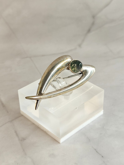 Vintage silver brooch with quartz