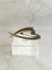 Vintage hopeinen rintakoru kvartsilla