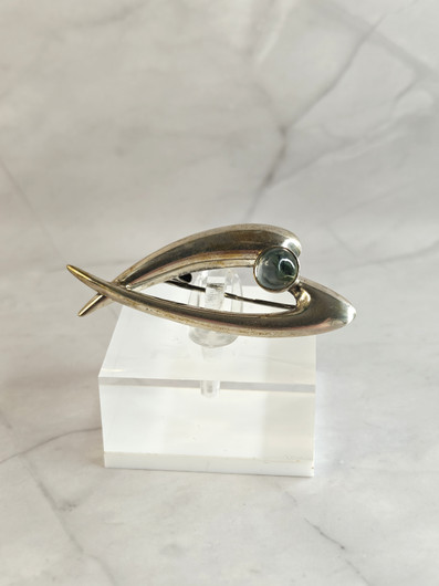 Vintage silver brooch with quartz
