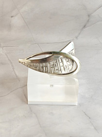 Vintage hopeinen rintakoru