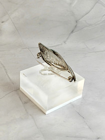 Vintage hopeinen rintakoru