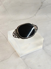 Vintage hopeinen rintakoru onyxilla