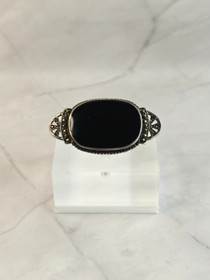 Vintage hopeinen rintakoru onyxilla