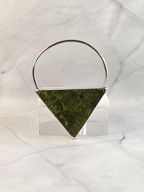 Vintage hopeinen rintakoru kivellä