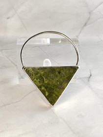 Vintage hopeinen rintakoru kivellä