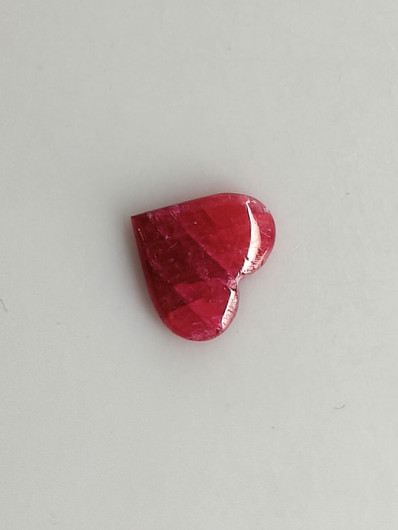 Luonnon safiiri 0,83ct väri käsitelty