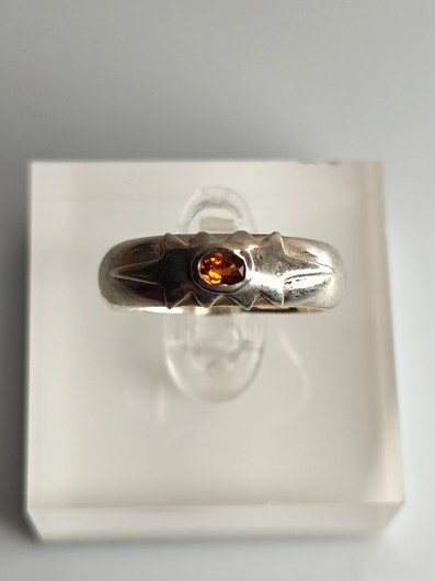 Vintage kotimainen hopeasormus granaatilla (koko:17,5mm 55 EU)