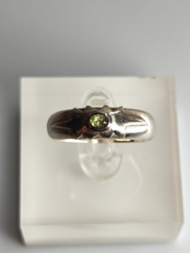Vintage silver ring with peridot gemstone (size:18,5mm 58 EU)