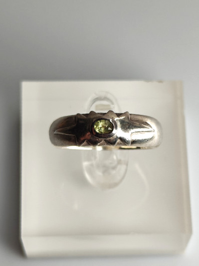 Vintage kotimainen hopeasormus peridootti jalokivellä (koko:18,5mm 58 EU)