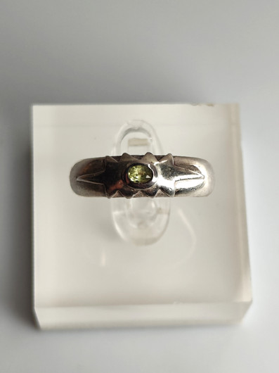Vintage kotimainen hopeasormus peridootti jalokivellä (koko:16,5mm 52 EU)