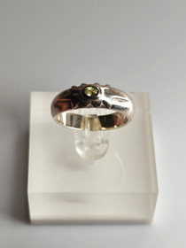 Vintage silver ring with peridot gemstone (size:18mm 56-57 EU)