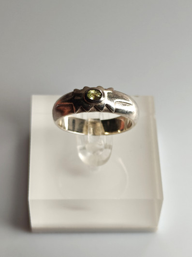 Vintage kotimainen hopeasormus peridootti  jalokivellä (koko:18mm 56-57 EU)